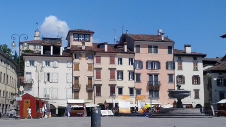 La grande piazza, il gatto nero e l'antica siepe d'oriente